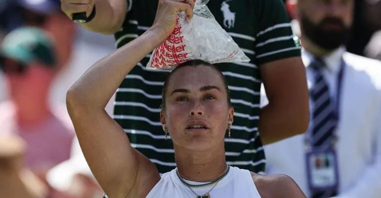 Sabalenka se coloca una bolsa con hielo en su cabeza