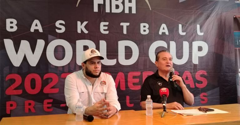 Jesús Villalobos durante el anuncio del calendario