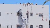 Foto ilustrativa de la nota titulada Trabajadores quedan colgados de andamios en construcción del hospital del IMSS en Navojoa