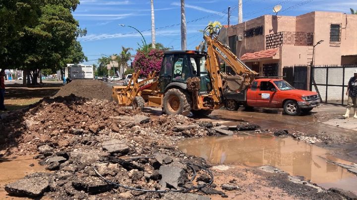 Oomapas de Cajeme atiende megafuga de agua potable en la calle Náinari