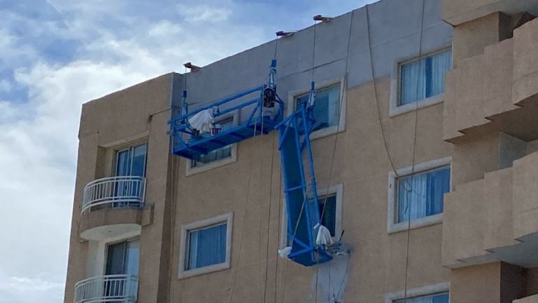Trabajadores quedan colgados de andamios en construcción del hospital del IMSS en Navojoa