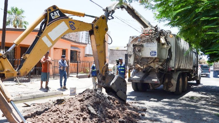 Oomapas de Cajeme atiende megafuga de agua potable en la calle Náinari
