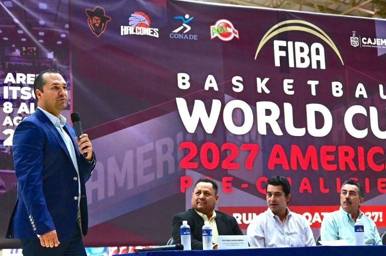 Javier Lamarque, Cristóbal Vargas, Roberto Gradillas, Ricardo León, Humberto García y Omar Quintero, mostrando el uniforme que usará el Tri