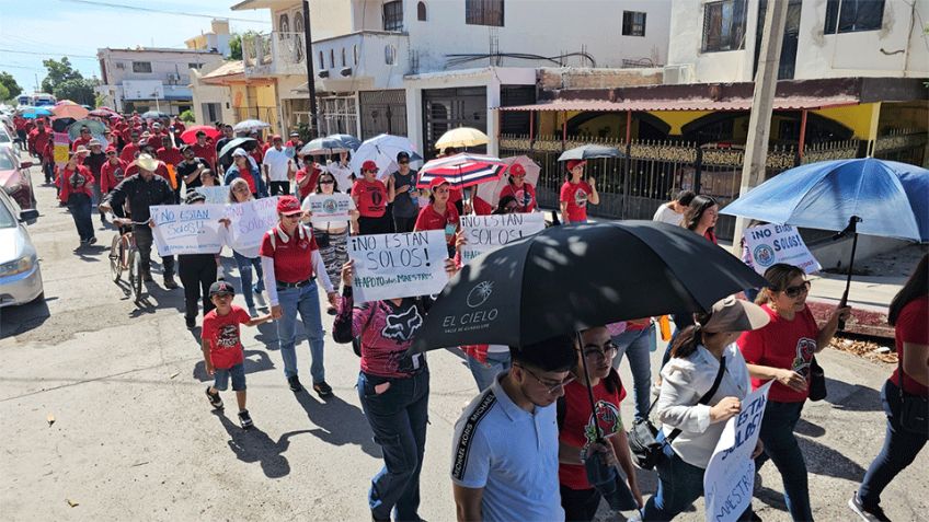 En Guaymas, maestros en paro marchan por Avenida Serdán con apoyo de padres de familia