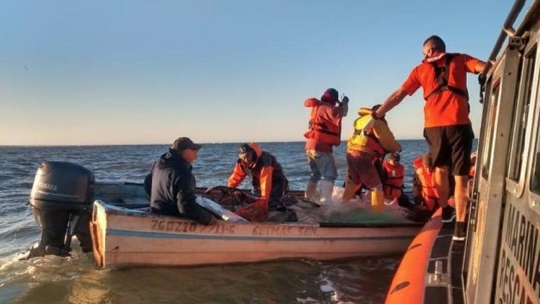 Secretaría de Marina rescata de un barco en altamar a pescador intoxicado en Guaymas