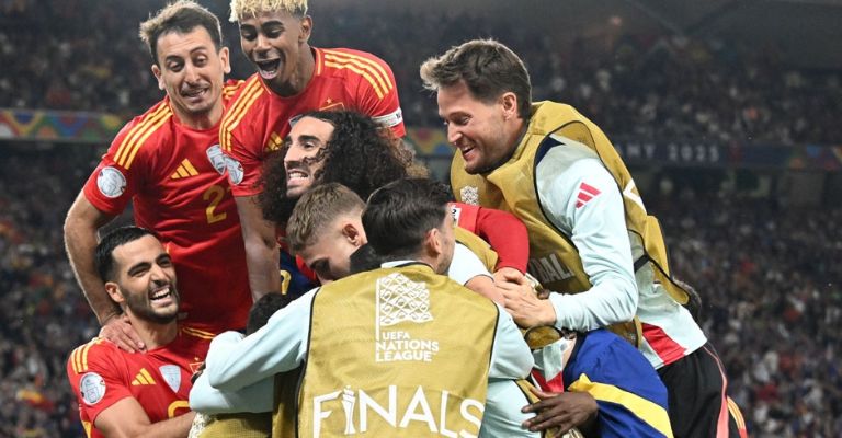 Los españoles festejan una de sus anotaciones