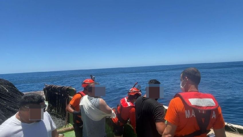 Secretaría de Marina rescata de un barco en altamar a pescador intoxicado en Guaymas