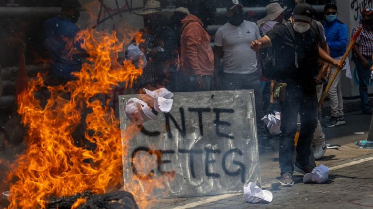 La CNTE causó destrozos e incendios en edificio de la SNTE. Foto: Internet
