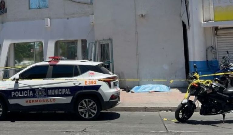 El cuerpo de la víctima quedó tendido sobre la banqueta
