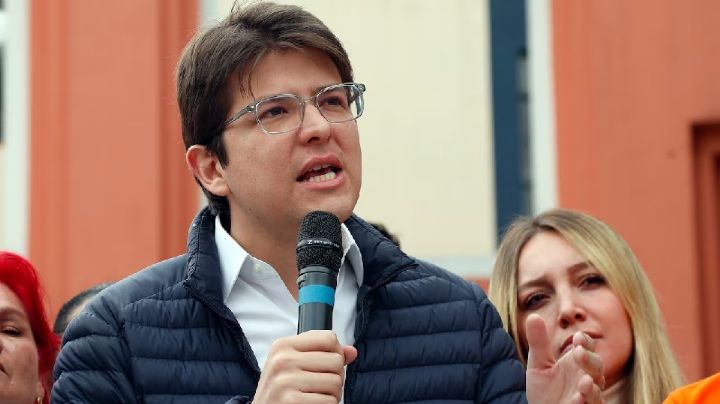 Balean a candidato presidencial de Colombia, Miguel Uribe Turbay, en la cabeza durante mitin