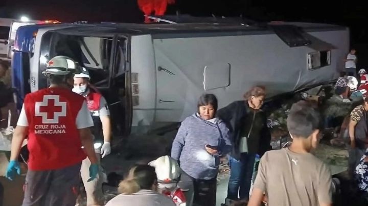 Volcadura de autobús deja dos muertos y 17 heridos en Matehuala, San Luis Potosí