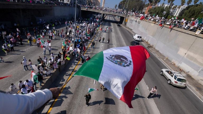 Gerardo Fernández Noroña condena redadas y represión contra migrantes en California