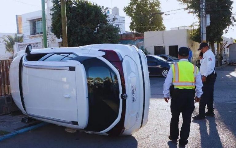 La unidad accidentada terminó volcada sobre la banqueta
