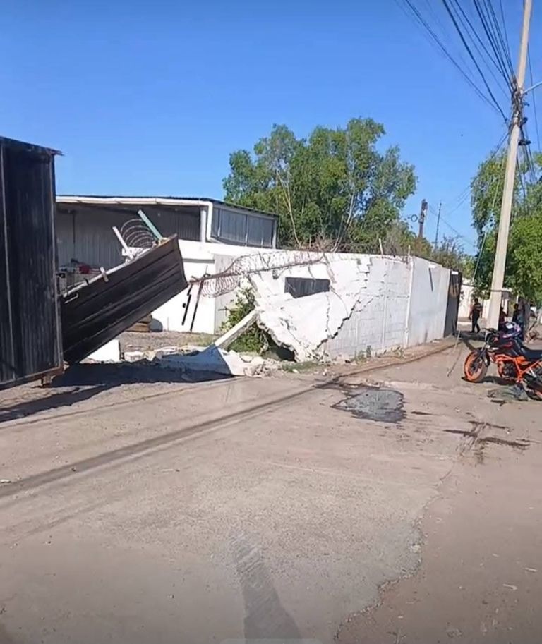 Mujer pierde el control del auto y se vuelca en pleno Plano Oriente
