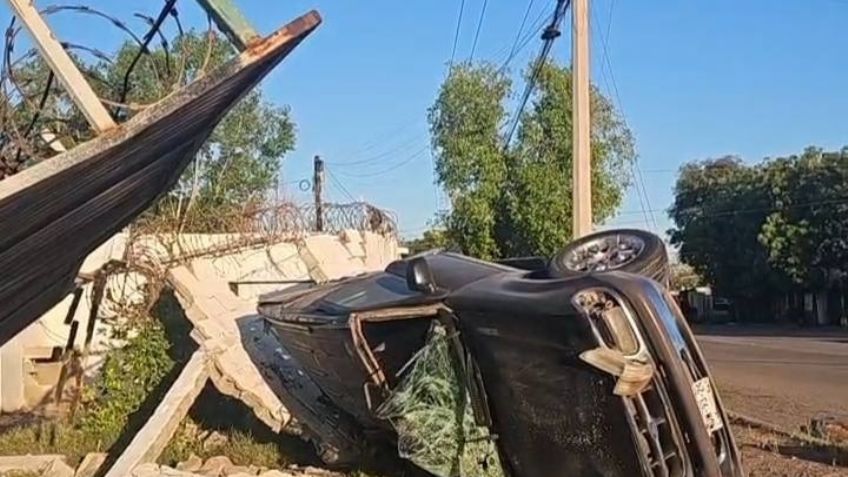 Fuerte accidente en Ciudad Obregón: Mujer derriba una barda con su auto y termina en el hospital