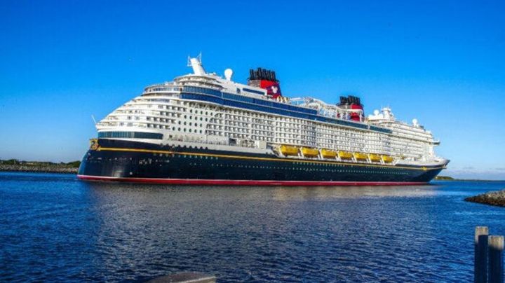 Niña cae al mar mientras posaba para una foto en crucero de Disney, Papá salta al rescate