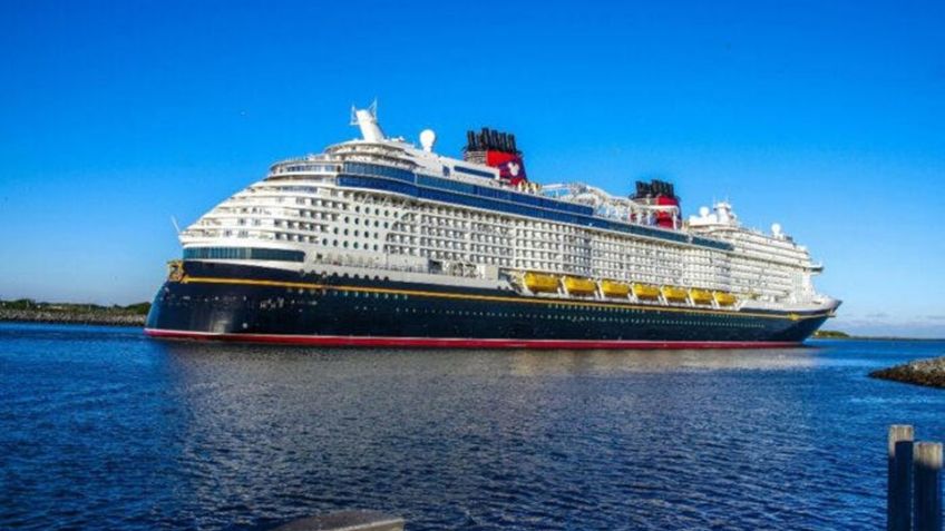 Niña cae al mar mientras posaba para una foto en crucero de Disney, Papá salta al rescate