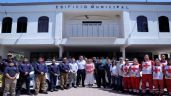 Foto ilustrativa de la nota titulada Entrega alcalde de Caborca equipo a bomberos, policías y socorristas de Cruz Roja