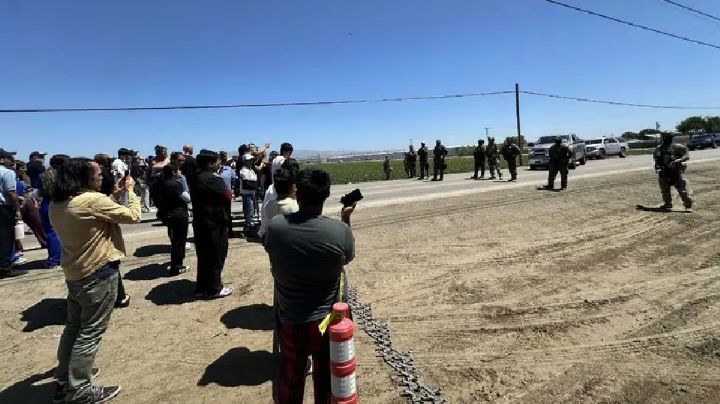 Redada migratoria en granja de California termina en agresiones y uso de gas lacrimógeno