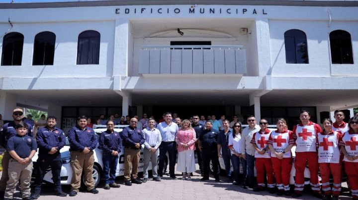 Entrega alcalde de Caborca equipo a bomberos, policías y socorristas de Cruz Roja