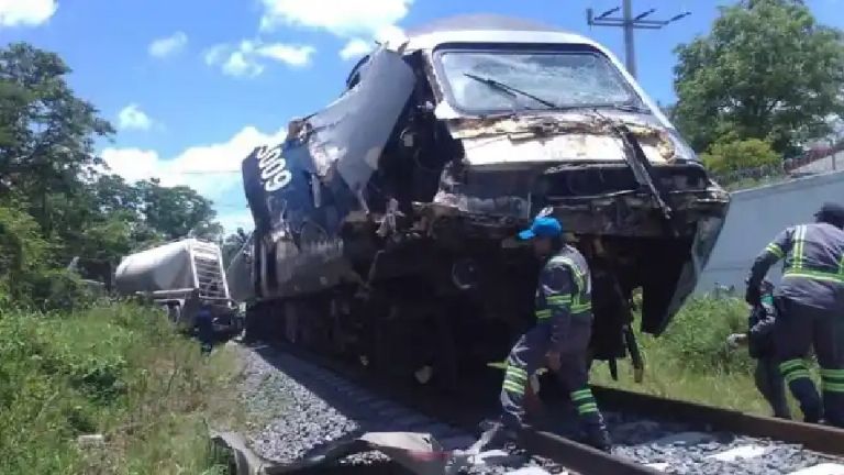 Tráiler choca contra el Tren Interoceánico en Tabasco; no hay personas lesionadas