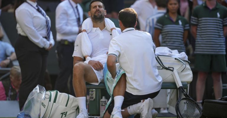 Fue atendido por un fisioterapeuta durante su partido