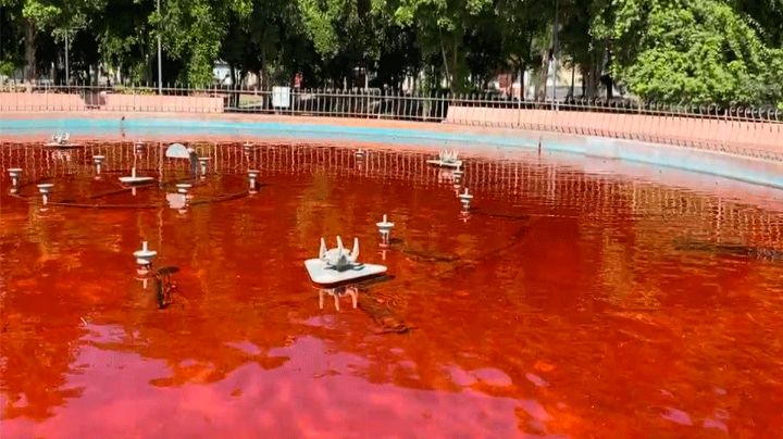 Pintan de rojo fuente del Parque Madero en Hermosillo en protesta por asesinato de niñas