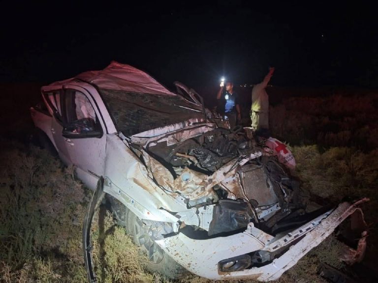 El automóvil volcado quedó completamente destrozado