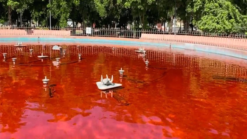 Pintan de rojo fuente del Parque Madero en Hermosillo en protesta por asesinato de niñas
