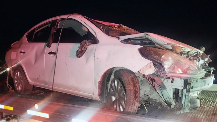 Conductora resulta herida tras salirse del camino y volcar en el Libramiento de Guaymas