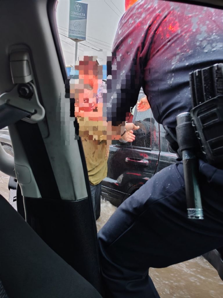 La familia fue rescata por los elementos 