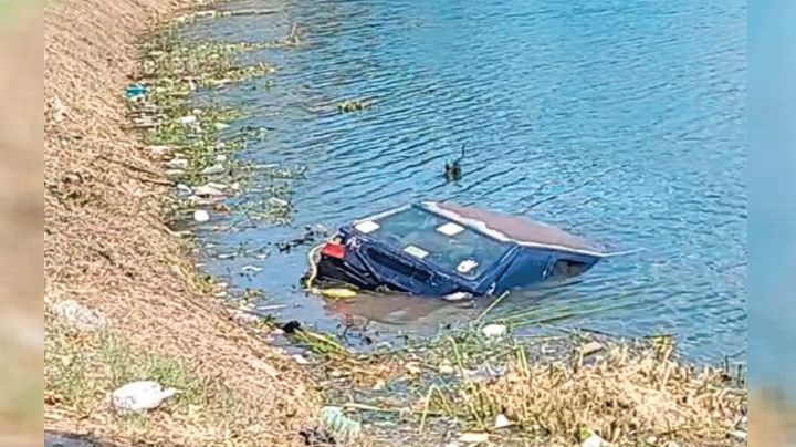 Auto termina en canal de Kino y Morelos, Ciudad Obregón; conductora está fuera de peligro