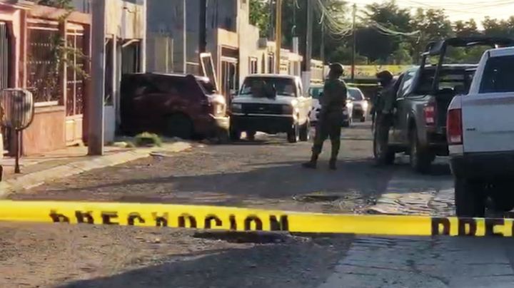 Persecución y balacera termina con vehículo chocado contra casa al sur de Ciudad Obregón