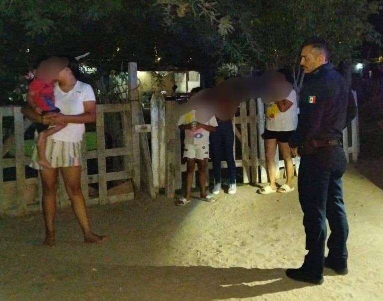 Los oficiales se entrevistaron con la vecina que encontró al pequeño