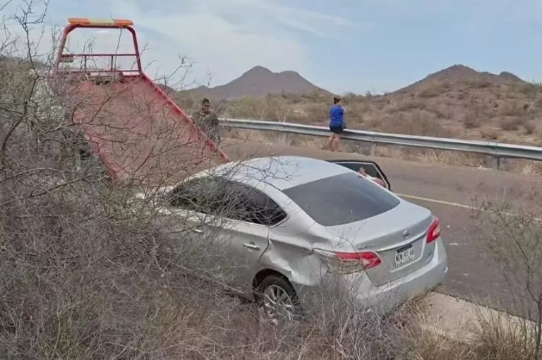 El auto fue remolcado por una grúa tras el accidente
