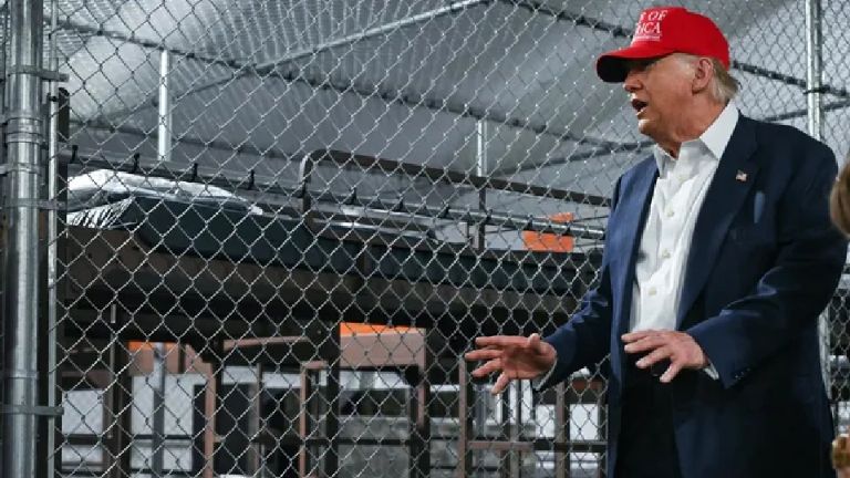 Donald Trump recorre ‘Alligator Alcatraz’, la nueva prisión migratoria en Florida