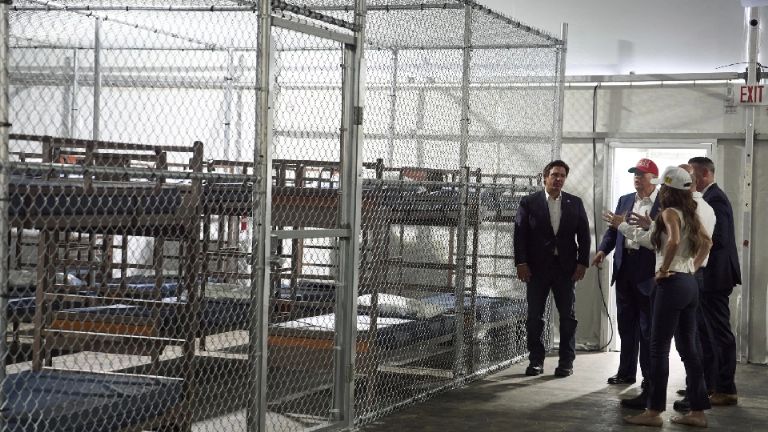 Donald Trump recorre ‘Alligator Alcatraz’, la nueva prisión migratoria en Florida