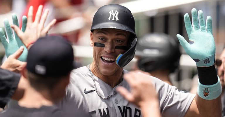 'El Juez' es felicitado en el dugout