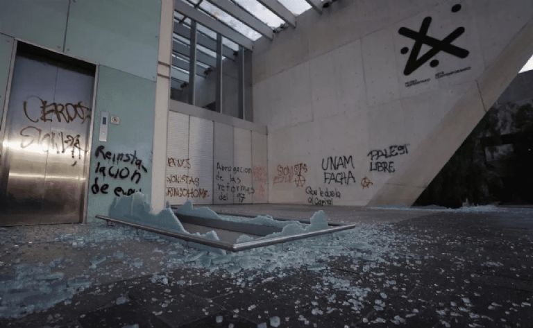 La marcha contra la gentrificación dejó daños en la UNAM. Foto: Facebook