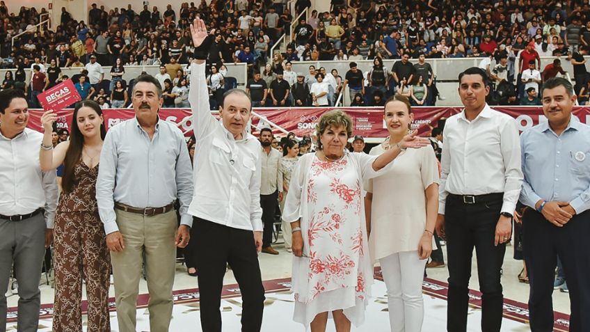 Buenas noticias: Entrega Alfonso Durazo becas a estudiantes de Ciudad Obregón