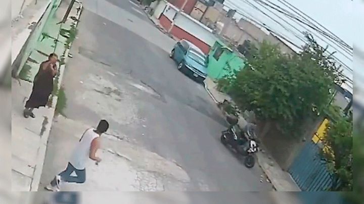 VIDEO: Abuela defiende a su nieto de un ladrón en Valle de Chalco; usó solo un palo