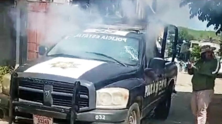 VIDEO: Pobladores desarman a policías y destruyen patrulla con explosivos en Edomex
