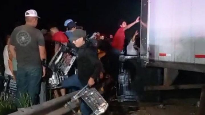 Caos en Sonora: Tras accidente en la Carretera Federal 15, civiles saquean tráiler