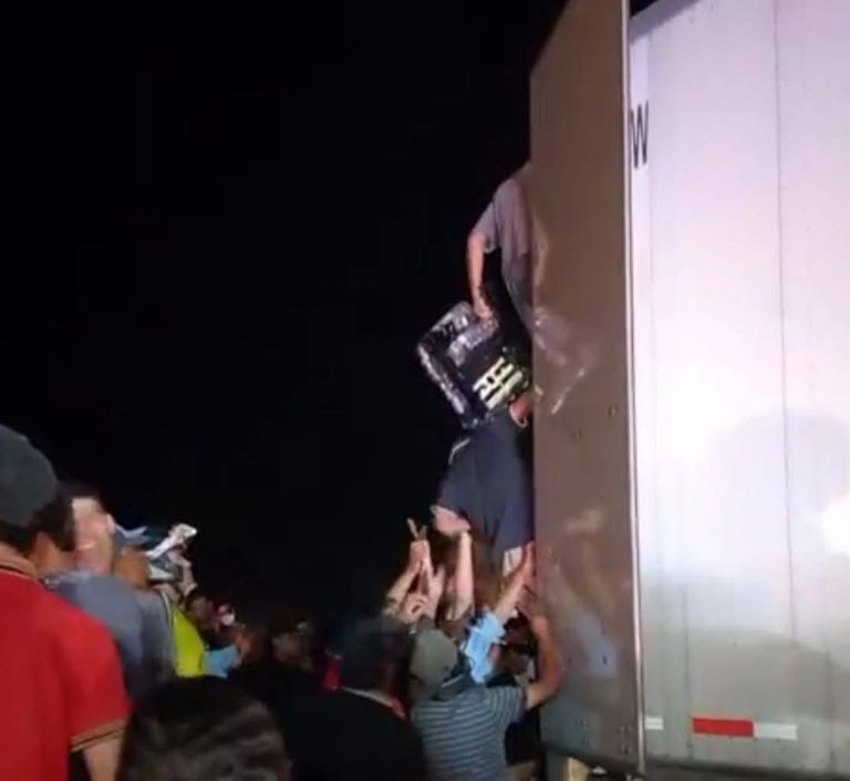 Civiles saquean tráiler en Navojoa, Sonora. Foto: Facebook