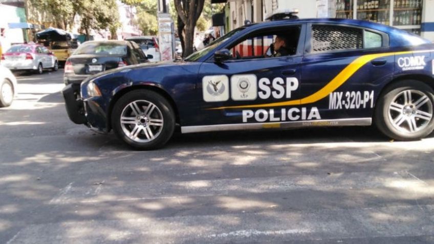 Captan en VIDEO presunto abuso de autoridad en la CDMX; oficiales golpearían a un hombre