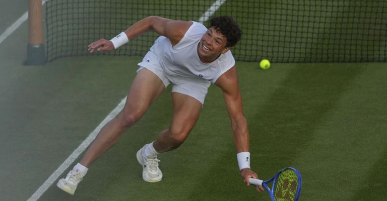 Shelton ganaba el duelo antes de la suspensión