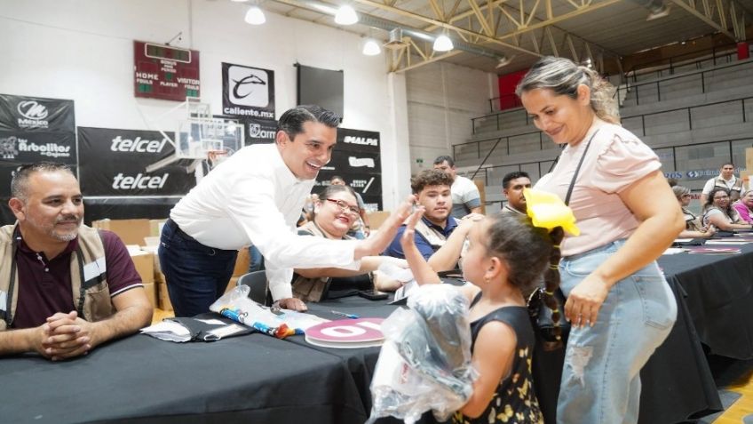 Supervisa la SEC entrega de paquetes de uniformes escolares y zapatos gratuitos