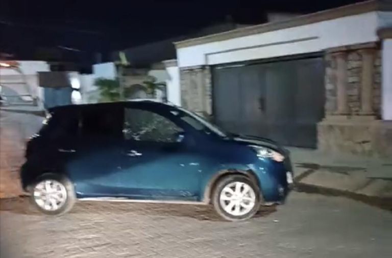 El vehículo presentó múltiples impactos de proyectil