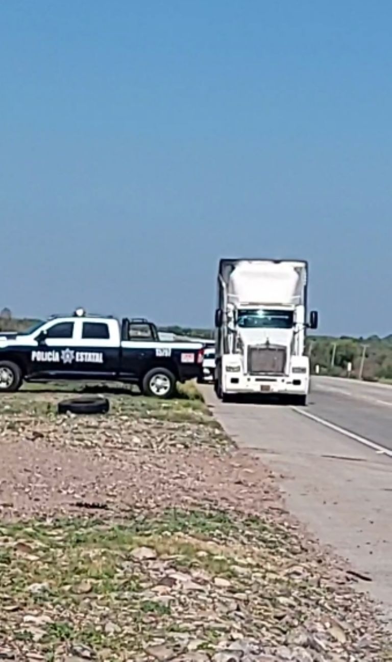 La policía llegó a auxiliar al trailero