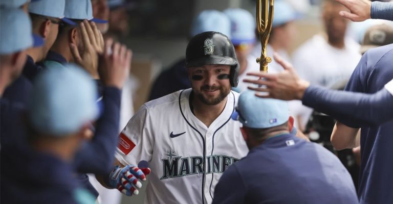 El cañonero es felicitado a su llegada al dugout